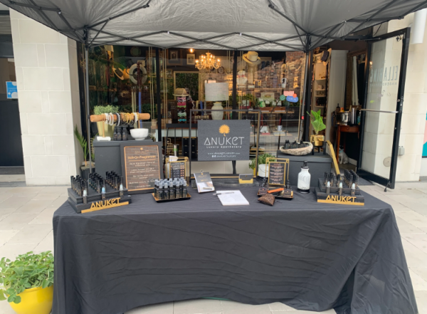 Stand jualan minuman dengan warna monokrom yang elegan